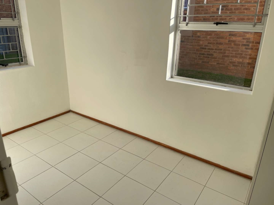 To Let 2 Bedroom Property for Rent in Oakglen Western Cape